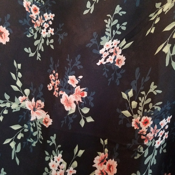 🌸Beautiful Floaty Sleeveless Blouse 🌸 - Picture 2 of 4